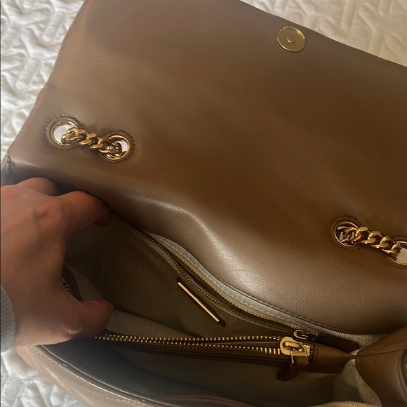 Tory Burch Cream Quilted Shoulder Bag with Gold Hardware - Picture 5 of 11